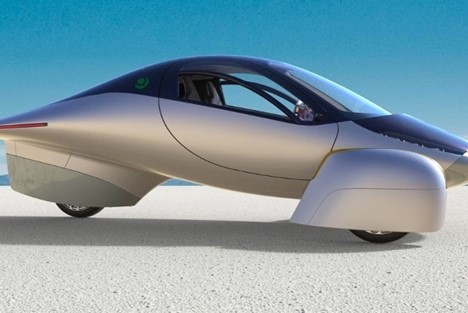 Apera’s solar powered car: silver body, two wheels in the front and one in the back, shaped like a geometric egg.